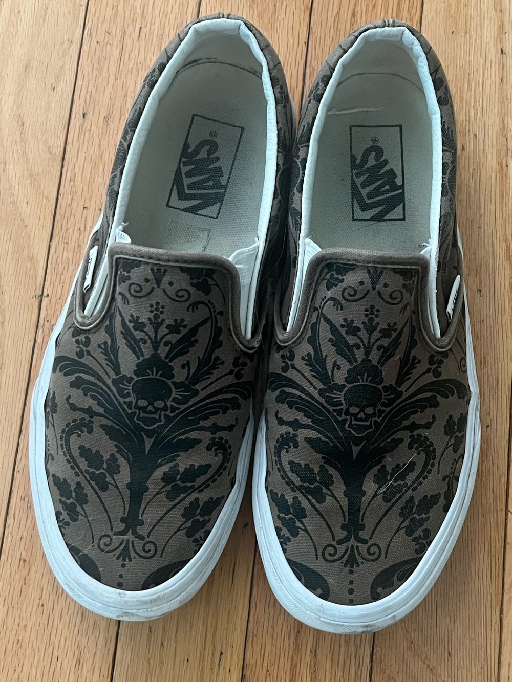 Vans Slip-On in Olive Green with Black Damask Skull Print Mens 7.5 - Picture 2 of 2